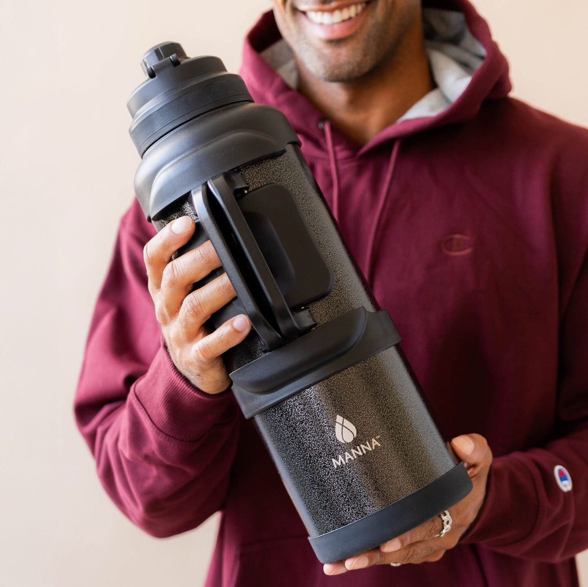 4l-titan-bottle-135-oz-x8 5Manna_Website_Lifestyles-29.jpg